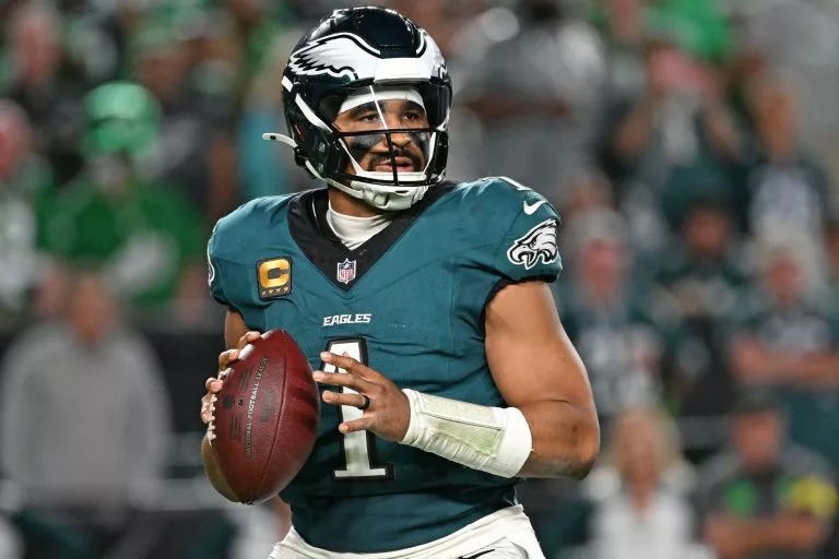 Jalen hurts looks to lead the Eagles over the Chiefs