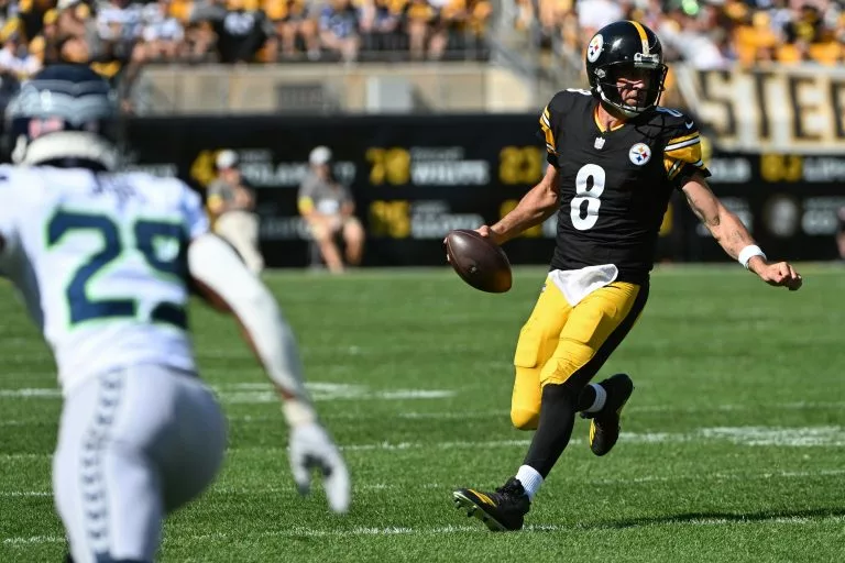 Aaron Rodgers looks to lead the Steelers over the Patriots