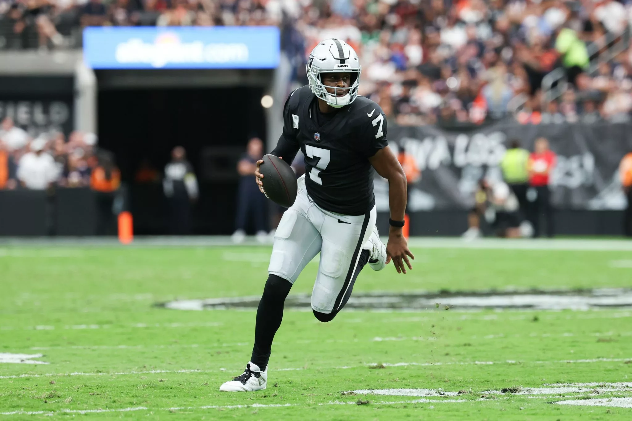 Geno Smith looks to lead the Raiders over the Colts