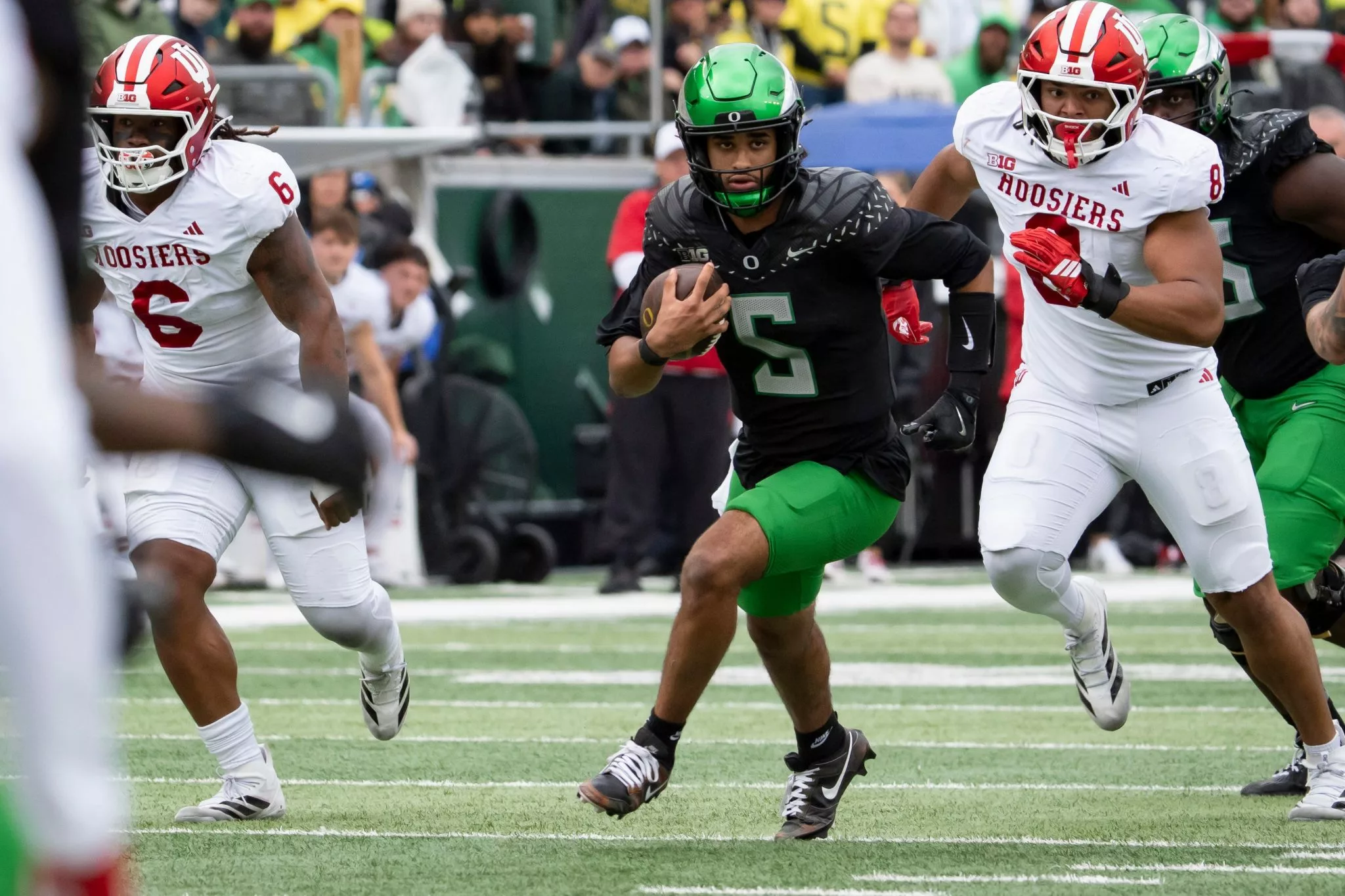 Dante Moore looks to lead the Ducks over the Scarlet Knights