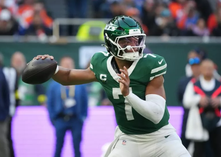 Justin Fields looks to lead the Jets over the Panthers