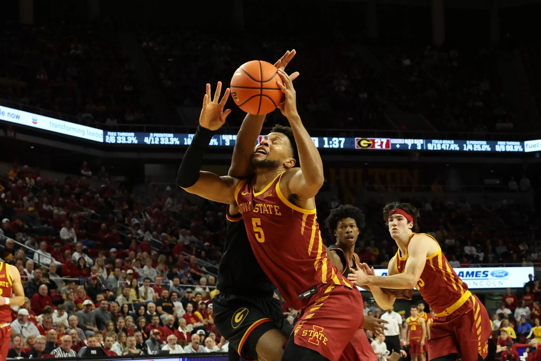 Joshua Jefferson looks to lead the Cyclones over the Bulldogs