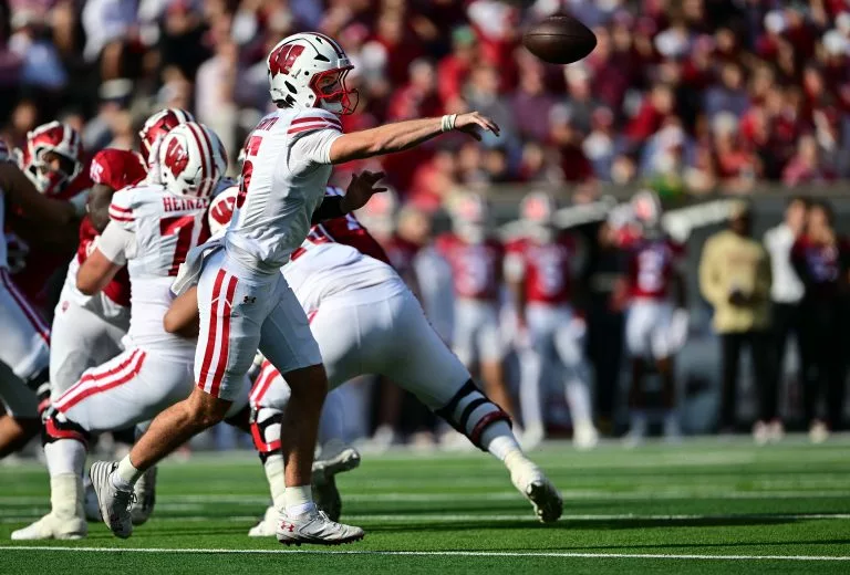 Carter Smith looks to lead the Badgers over the Illini