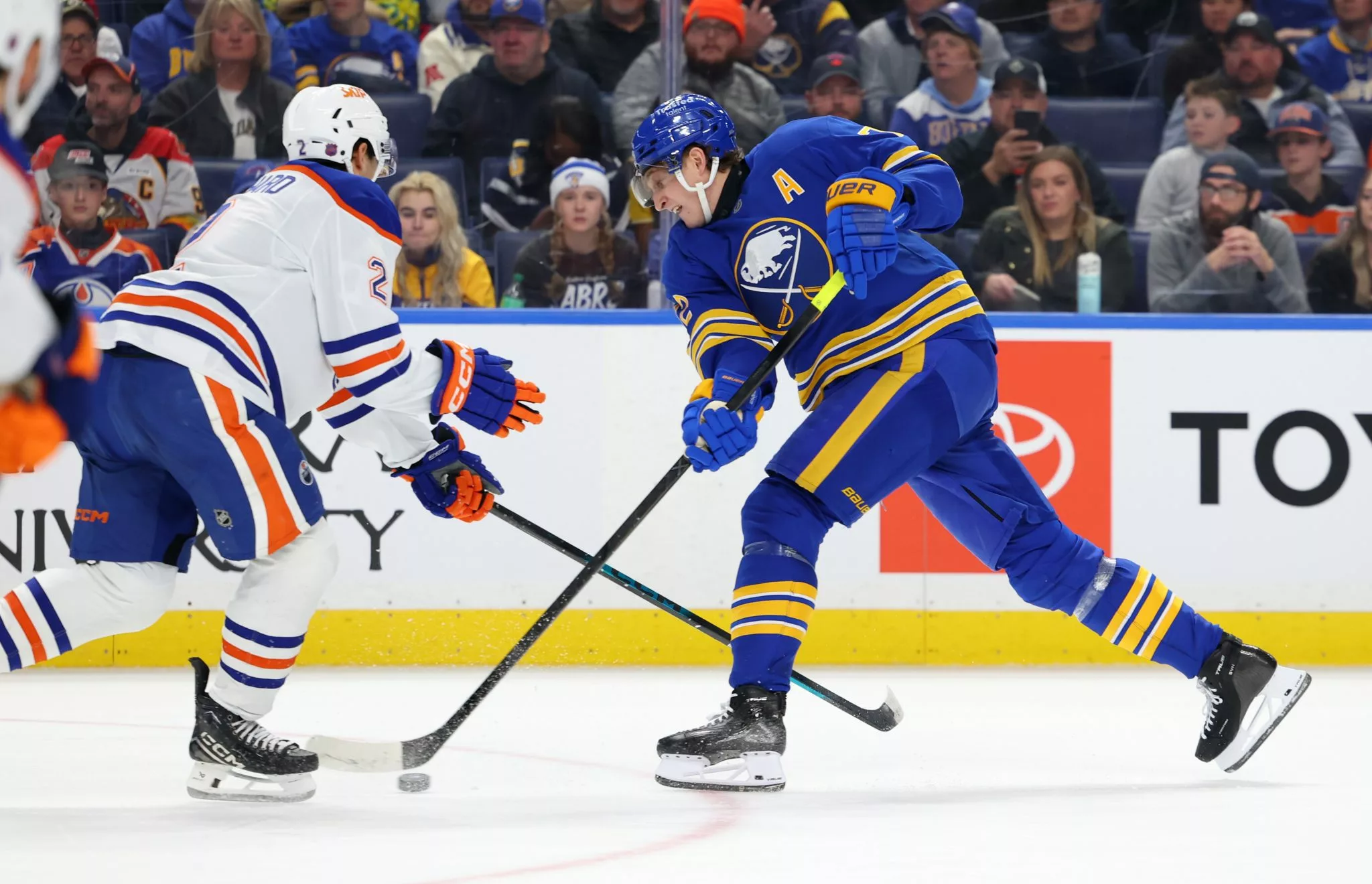 Tage Thompson looks to lead the Sabres over the Blackhawks