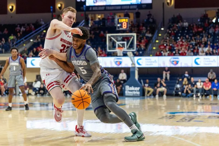 Wisconsin Badgers forward Austin Rapp