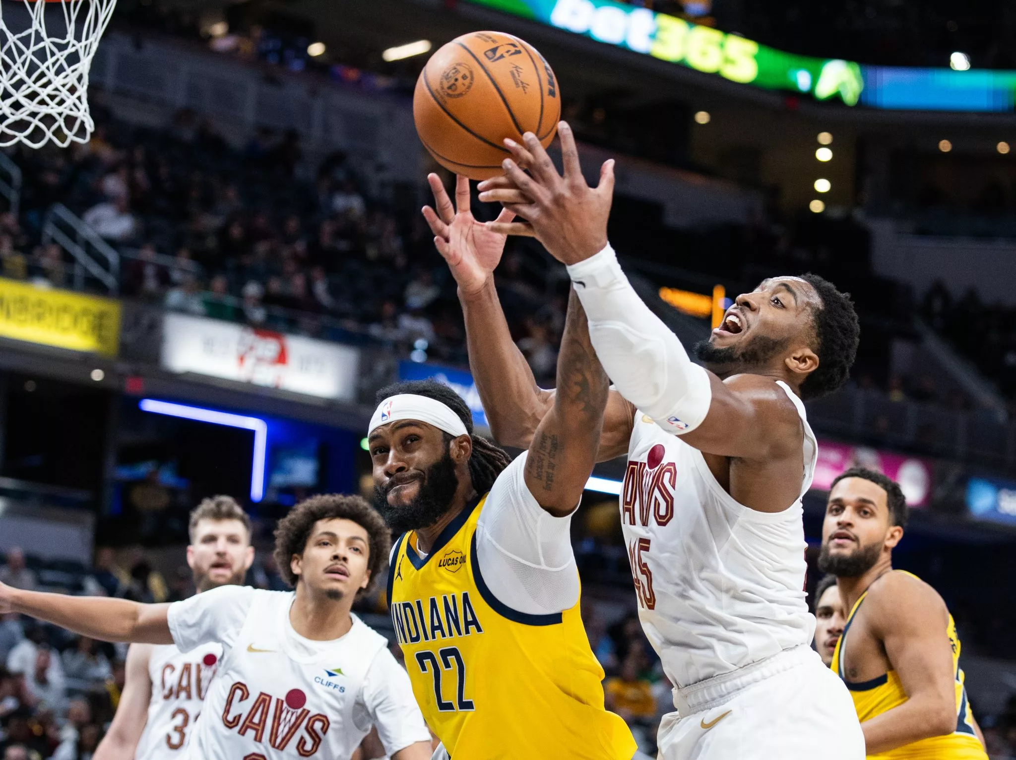 Donovan Mitchell looks to lead the cavaliers over the Trail Blazers.